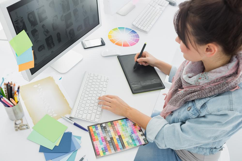 Grafički dizajner uređuje fotografije na računaru